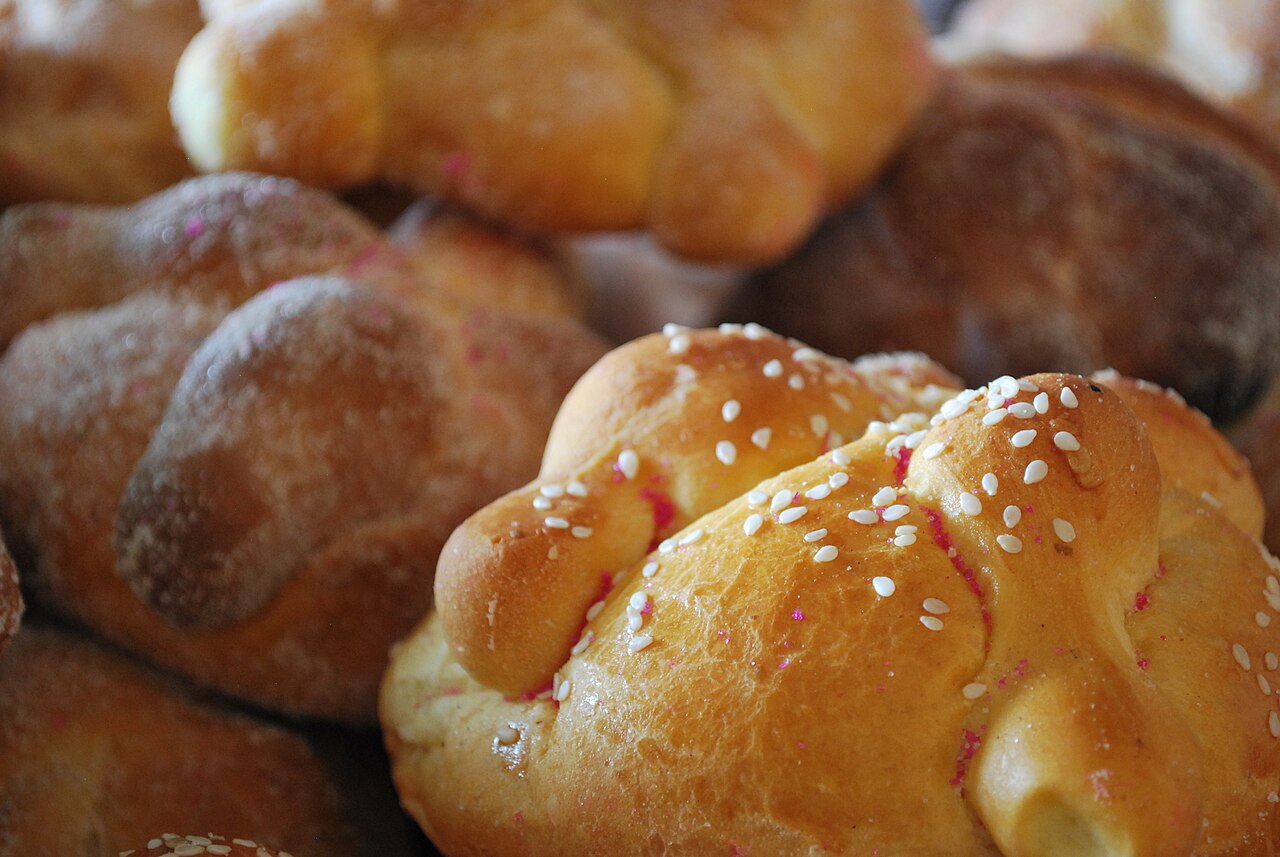Pan de muerto con relieves de masa que representan los huesos